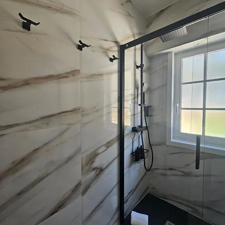 Frente Al Mar Primera Linea De Playa Samil Appartement